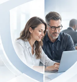 Équipe professionnelle collaborant dans un bureau